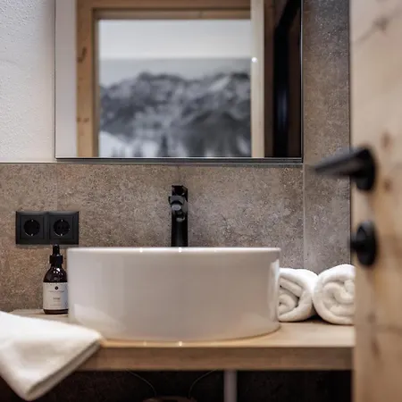 Leni Mountain Aparthotel 4*