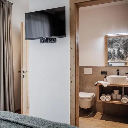 Leni Mountain Aparthotel